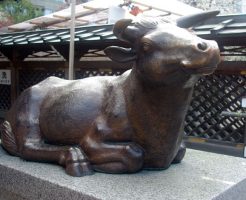 湯島天神に祀られている牛像はなぜ？