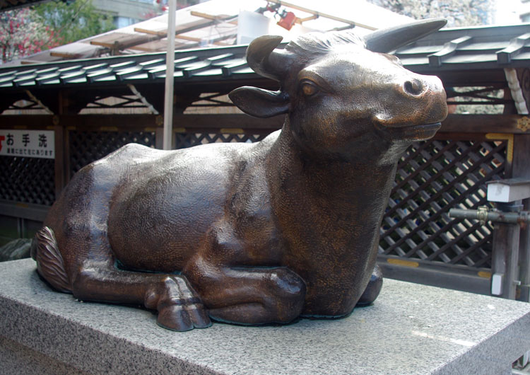 湯島天満宮の牛像
