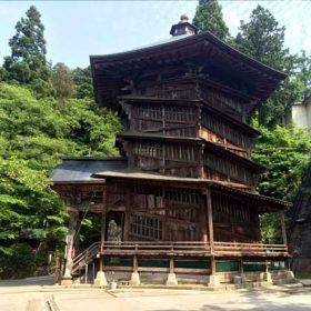 重要文化財に指定されている飯盛山「さざえ堂」